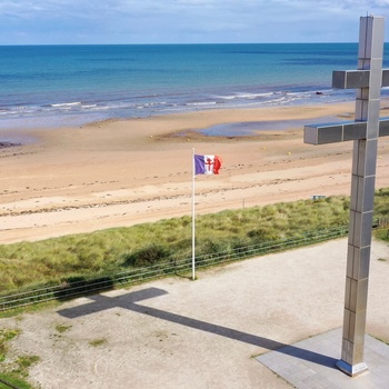 Frankrig, Normandiet, Juno Beach - Lorraine korset til minde stedet hvor de Gaulle kom tilbage til Frankrig den 14. juni 1944