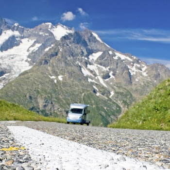 Autocamper på vej gennem Alperne - Frankrig