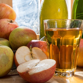 Et glas cider og friske æbler i Normandiet, det nordlige Frankrig