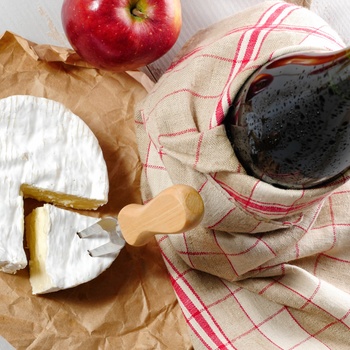 De lokale specialiteter cider fra Normandiet og camembert-ost