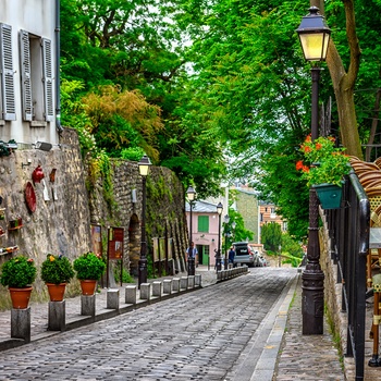 Hyggelig gade i Montmartre i Paris