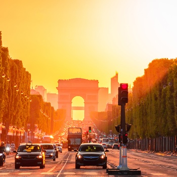 Triumfbuen for enden af Champs Elysées i Paris