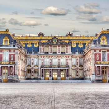 Den berømte glaspyramiden foran Louvre