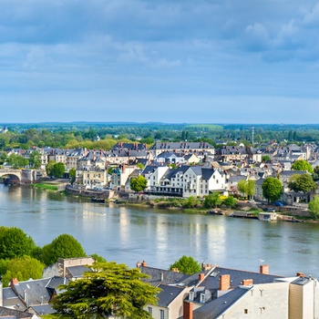 Udsigt til byen Saumur ved Loire floden, det nordvestlige Frankrig