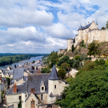 Slottet tårner over byen Chinon i Loiredalen, Frankrig