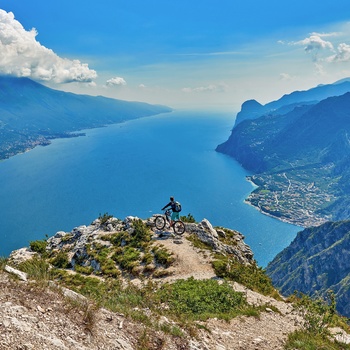 Udsigt ud over Gardasøen og Riva del Garda