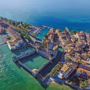 Luftfoto af Sirmione ved Gardasøen, Italien