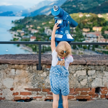 En lille pige med udsigt til Gardasøen
