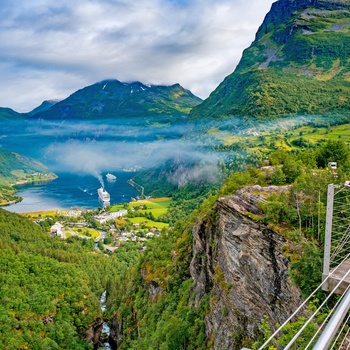 Turist nyder udsigten til Geirangerfjorden - Norge