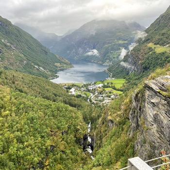 Udsigt over Flydalsjuvet og Geirangerfjorden