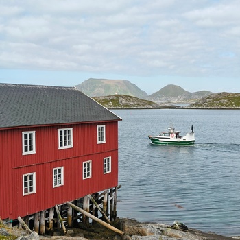 Fiskebåd på vej ud fra Gjesvær - lille fiskerby i det nordligste Norge