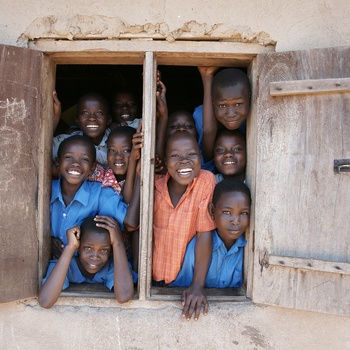 Glade skolebørn i Uganda - Foto: Bill Wegener, Unsplash