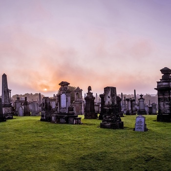 Gravmonumenter om aftenen i Glasgow Necropolis - Skotland