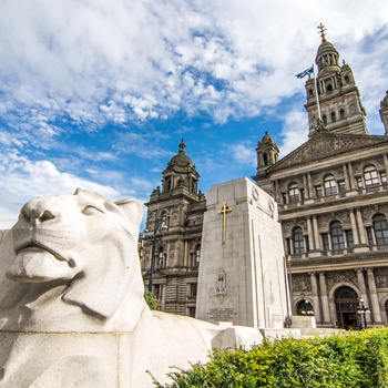 Krigsmonument foran rådhuset på George Square i Glasgow, Skotland