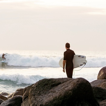Surfing ved Surfers Paradise, Gold Coast i Queensland