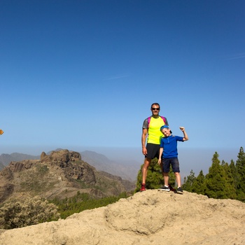 Far og søn på vandretur i bjergene på Gran Canaria