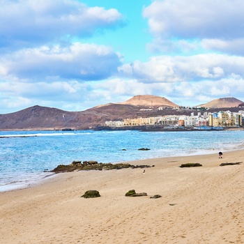 Udsigt fra sandstrand til Las Palmas på Gran Canaria, Spanien