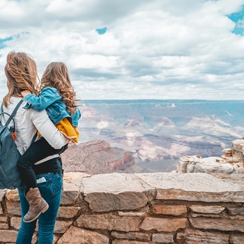 Mor og datter nyder udsigten i Grand Canyon - Foto Westwind Air Service Unsplash