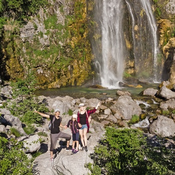 Familie foran Grunas-vandfaldet i Theth National Park - Albanien