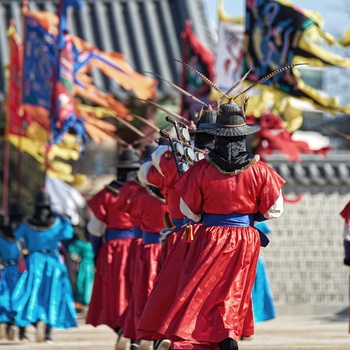 Farverigt optog i Gyeongbokgung paladset i Seoul - Sydkorea