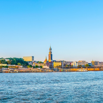 Havnen i Hamburg med St. Michaelis kirken, Tyskland
