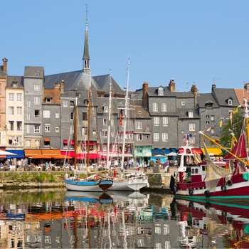 Lystbåde i havnen i Honfleur, Normandiet Frankrig