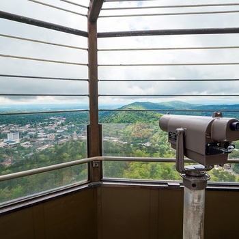 Udsigt til byen Hot Springs fra tårnet i Hot Springs National Park i Arkansas - USA