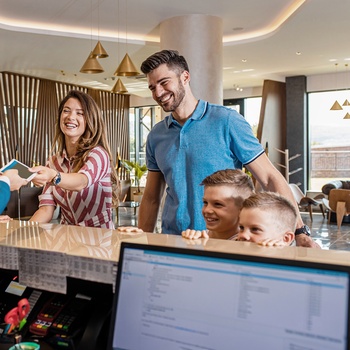 Familie ankommer på hotel