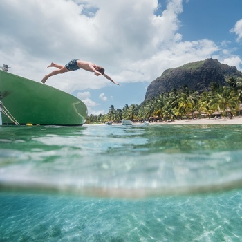 Hovedspring i vandet ud for stranden Lemorne i Mauritius