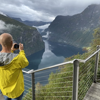 Fantastisk udsigt fra Ørnesvingen mod vandfaldene i Geiranger