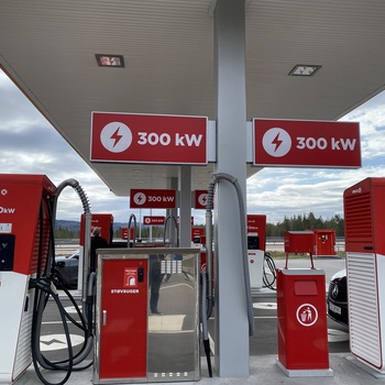 Ladestandere og støvsugere ved Kongsbergporten energistation