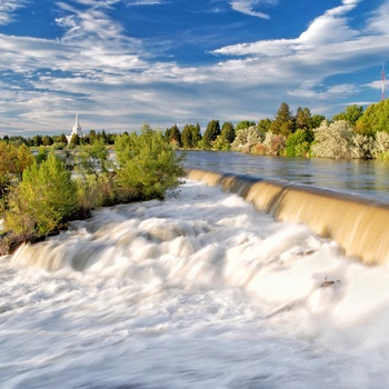 Vandfald på tværs af Snake River ved byen Idaho Falls