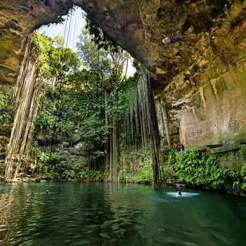 Ik-Kil cenoten nær Chichen Itza på Yucatan - Mexico