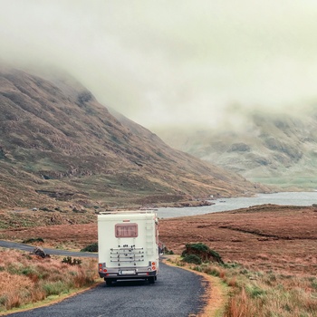 Autocamper på vej mod bjergene i Connemara, Irland