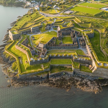 Irland, County Cork - det imponerende Charles Fort ved Kinsale i aftensolen