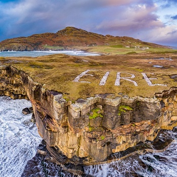 Irland, County Donegal - bølgerne slår ind på halvøen Muckross Head