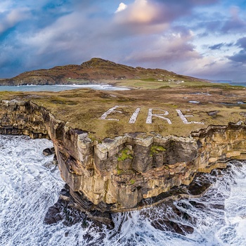 Irland, County Donegal - bølgerne slår ind på halvøen Muckross Head