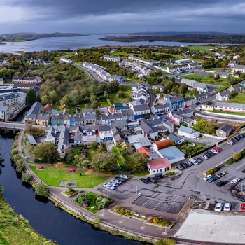 Irland, County Donegal - luftfoto af byen Ardara