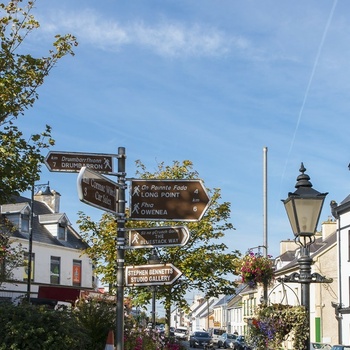 Irland, County Donegal - torvet i Adara med statue af spillemanden John Doherty