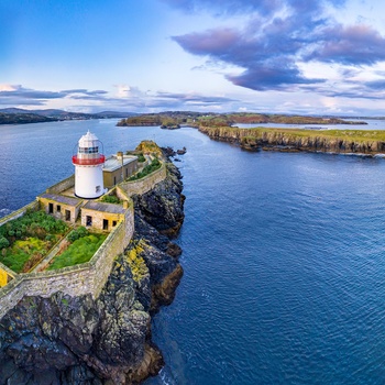 Irland, Wild Atlantic Way - Rotten Island Lighthouse med Killybegs i baggrunden