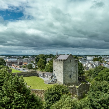 Irland, County Galway - Athenry Castle med byen som baggrund
