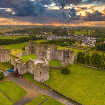 Irland, County Roscommon - Roscommon Castle i smukt aftenlys