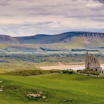 Irland, County Sligo - Classiebawn Castle med bjerget Benbulben i baggrunden