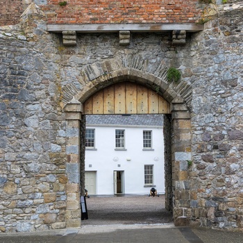 Irland, County Waterford - den imponerende port til Dungarvan Castle