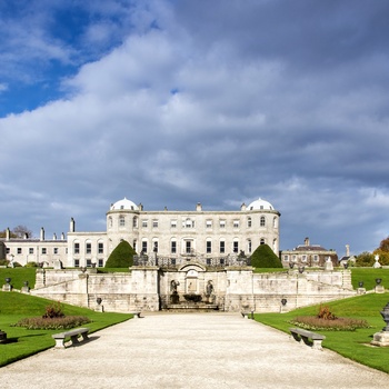 Irland, County Wickloe - det flotte Powerscourt House på en solskinsdag (Foto - Courtesy Chris Hill & Failte Ireland)