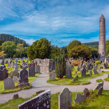 Irland, County Wicklow - The Round Tower omgivet af gravsteder ved Glendalough Monastic Site