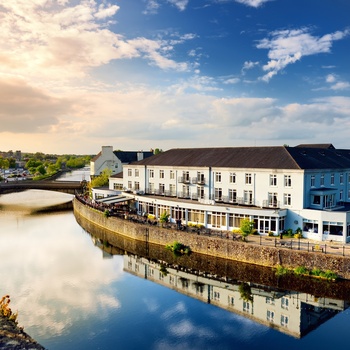 Irland, Kilkenny - Kilkenny Rivercourt Hotel spejler sig i River Nore