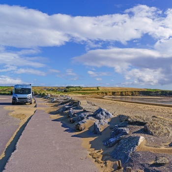 Autocamper parkeret nær strand i det sydlige Irland