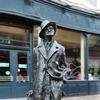 Statue af forfatteren James Joyce i Dublin, Irland