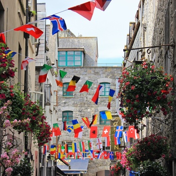 Smal gade i Galway med flag, Vestirland